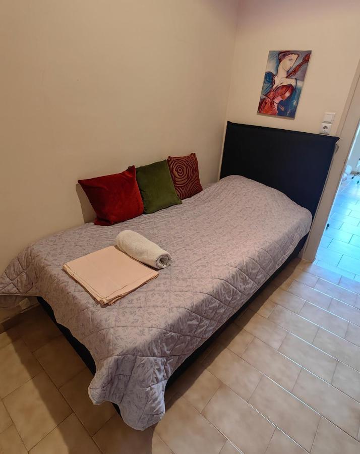Leonidas Private In Apartment