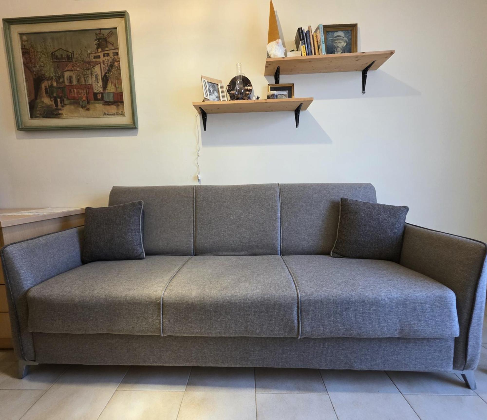 Leonidas Private In Apartment *