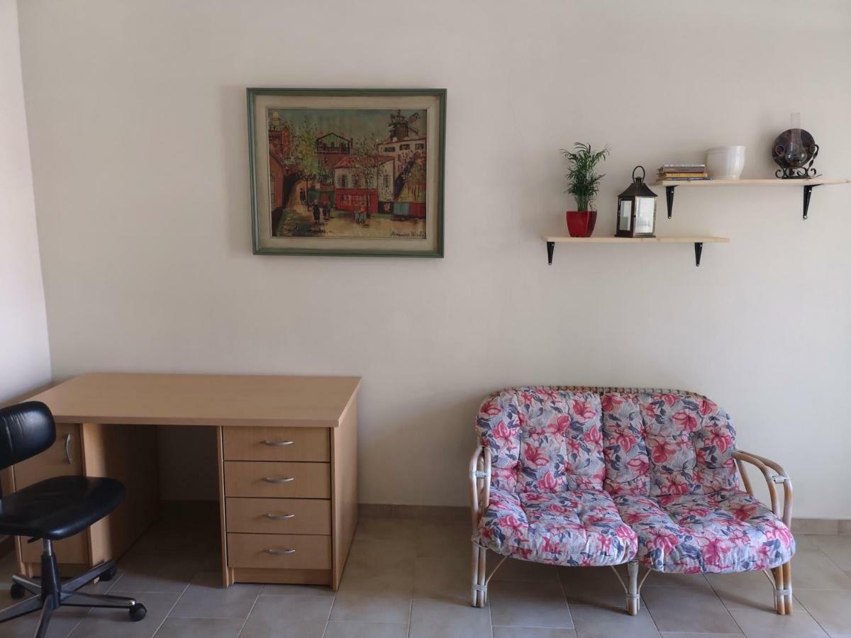 Leonidas Private In Apartment