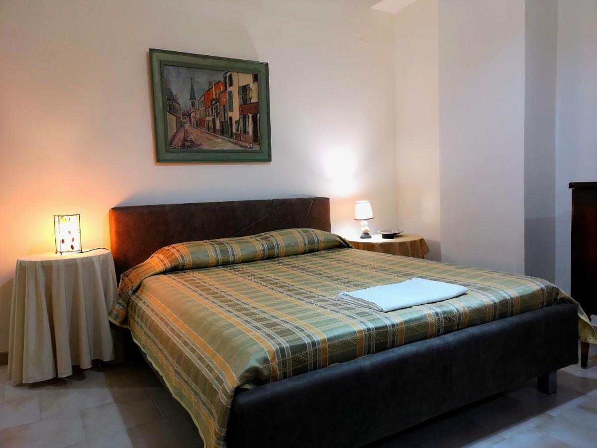 Leonidas Private In Apartment *